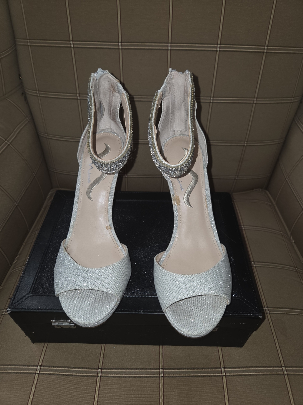 Nina Sparkling Open-Toe Ankle Strap Heels in Silver SZ8.5